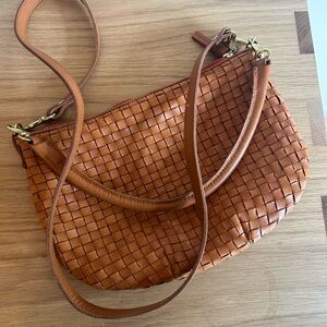 Clare V. petite Moyen messenger in natural woven checker EUC
